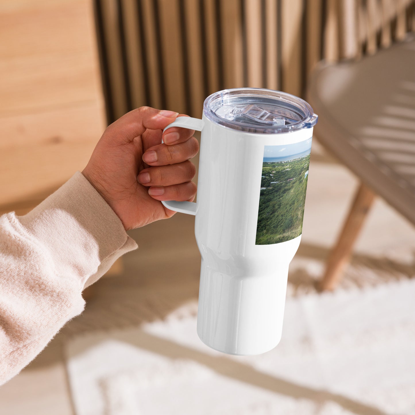 Travel mug with a handle